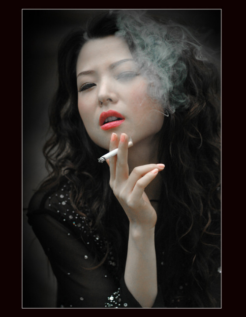给抽烟的女孩